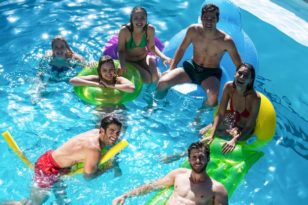 Gruppe von Freunden, die Spaß im Schwimmbad haben