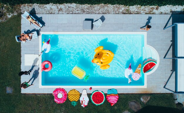 Gruppe von Freunden, die Spaß im Schwimmbad haben