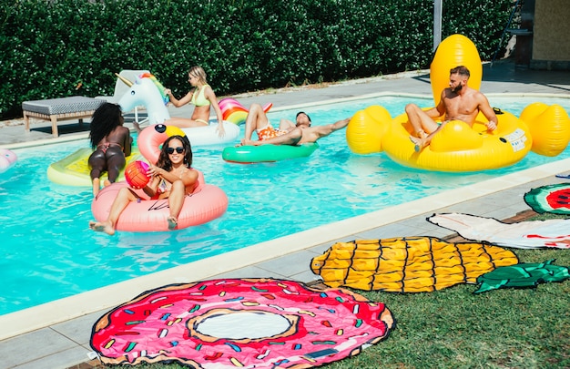 Gruppe von Freunden, die Spaß im Schwimmbad haben