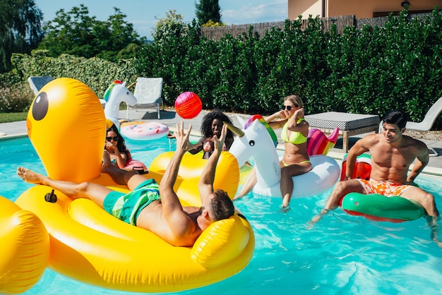 Gruppe von Freunden, die Spaß im Schwimmbad haben