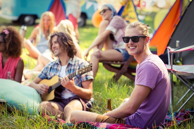 Foto gruppe von freunden, die spaß zusammen auf campingplatz haben