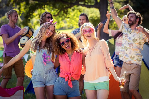 Gruppe von Freunden, die Spaß zusammen auf Campingplatz haben