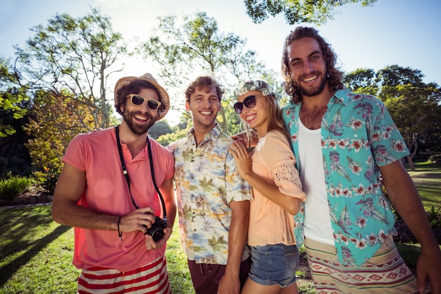 Gruppe von Freunden, die Spaß zusammen im Park haben