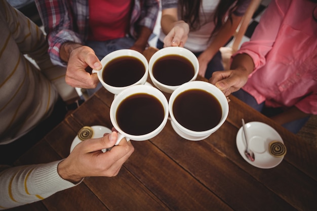 Gruppe von Freunden, die Tasse Kaffee rösten