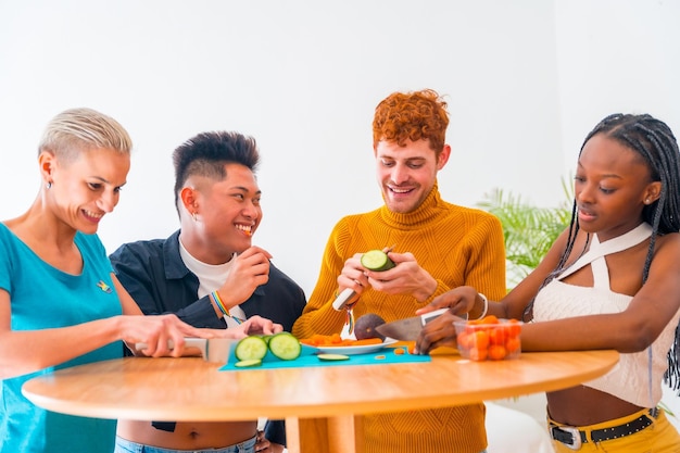 Gruppe von Freunden, die vegetarisches Essen zubereiten Sie bereiten Essen zu und haben Spaß am Küchenlebensstil