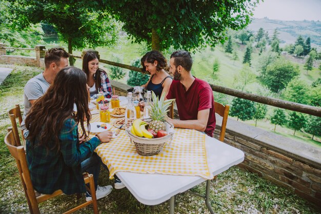 Gruppe von Freunden, die Zeit verbringen, ein Picknick zu machen