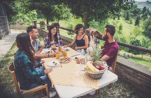 Gruppe von Freunden, die Zeit verbringen, ein Picknick zu machen