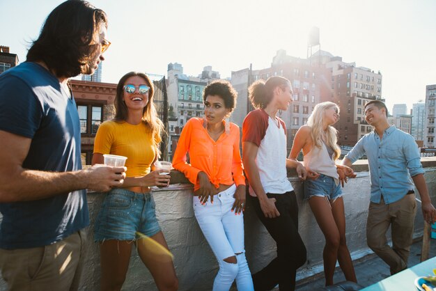 Gruppe von Freunden, die Zeit zusammen auf einem Dach in New York City verbringen, Lifestyle-Konzept mit glücklichen Menschen