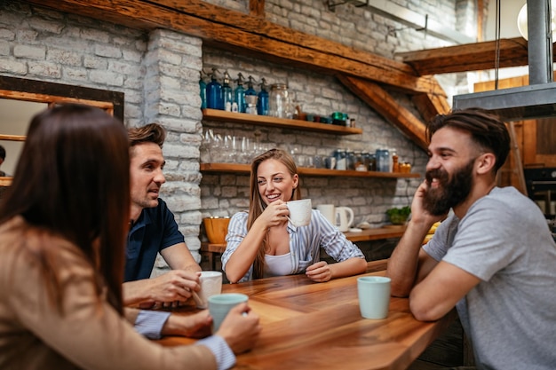 Gruppe von Freunden, die zu Hause chatten