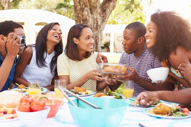 Gruppe von Freunden, die zu Hause im Freien essen