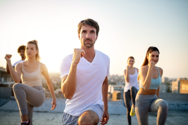 Gruppe von Freunden Fitnesstraining zusammen im Freien aktiv gesund leben