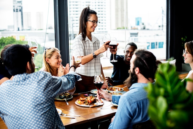 Gruppe von Freunden in einem Restaurant