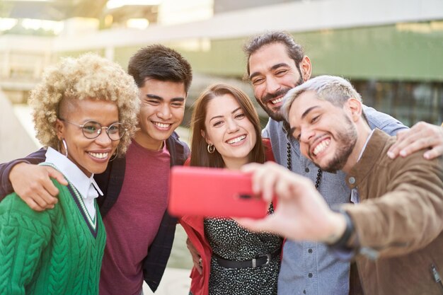 Gruppe von Freunden macht ein glückliches Selfie, Leute haben Spaß