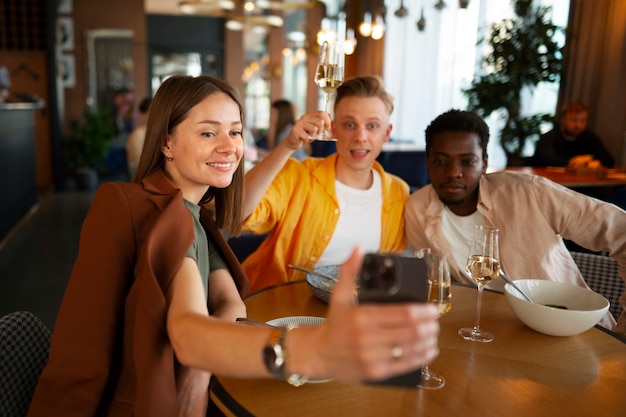 Foto gruppe von freunden macht selfie in einem restaurant