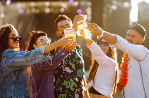 Gruppe von Freunden mit Biertanz und Spaß beim Musikfestival zusammen Summer Beach Party