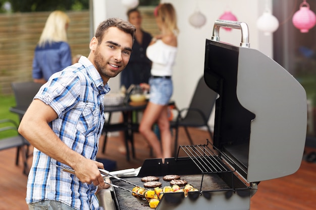 Gruppe von Freunden mit Grillparty