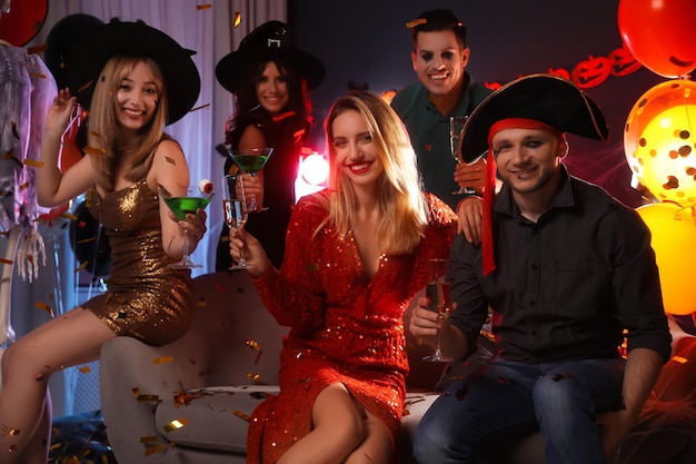 Foto gruppe von freunden mit halloween-party zu hause