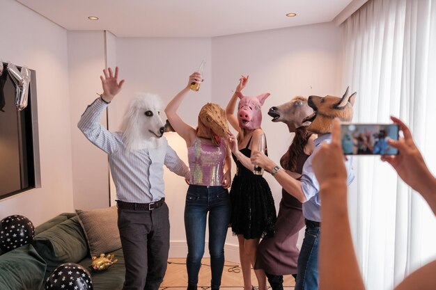 Gruppe von Freunden mit Tiermasken auf einer anderen Party Konzept Spaßfeier