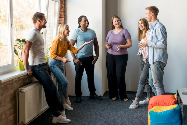 Foto gruppe von freunden versammeln sich