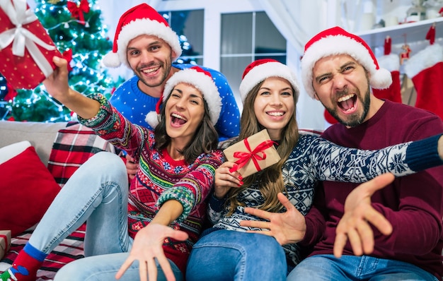 Gruppe von Freunden zu Hause in der Weihnachtszeit