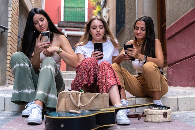 Gruppe von Freundinnen mit ihren Smartphones