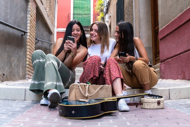 Gruppe von Freundinnen mit ihren Smartphones