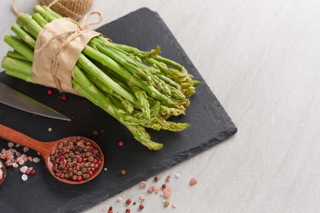 Gruppe von frischem Spargel auf Holzoberfläche