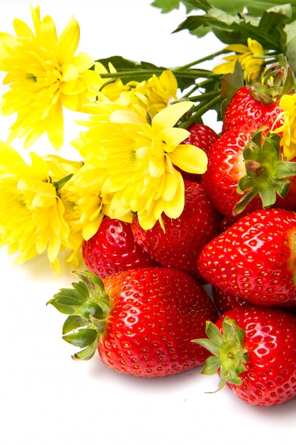 Gruppe von frischen Erdbeeren und Blumen