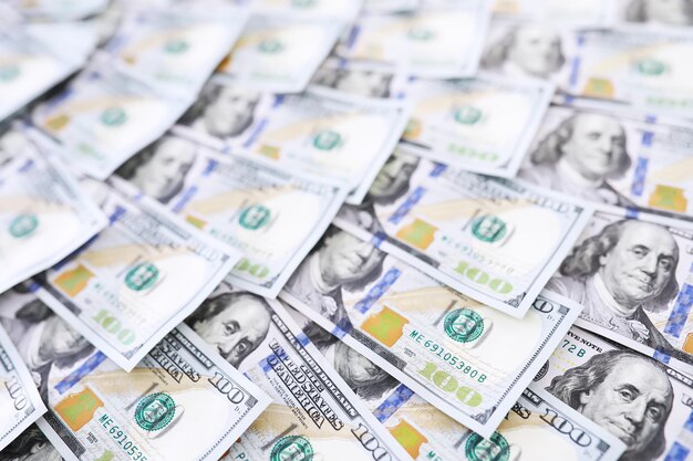 Gruppe von Geldstapeln von 100 US-Dollar-Banknoten viel von der Hintergrundtextur. Bargeld in einem großen Haufen als Finanzhintergrund.