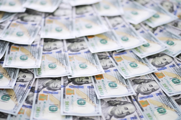 Gruppe von Geldstapeln von 100 US-Dollar-Banknoten viel von der Hintergrundtextur. Bargeld in einem großen Haufen als Finanzhintergrund.