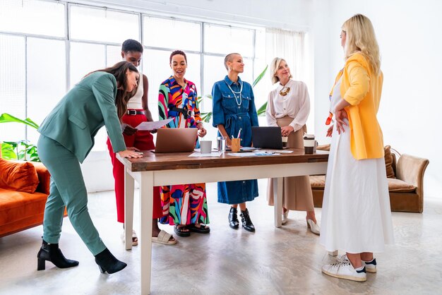 Foto gruppe von geschäftsfrauen trifft sich im büro