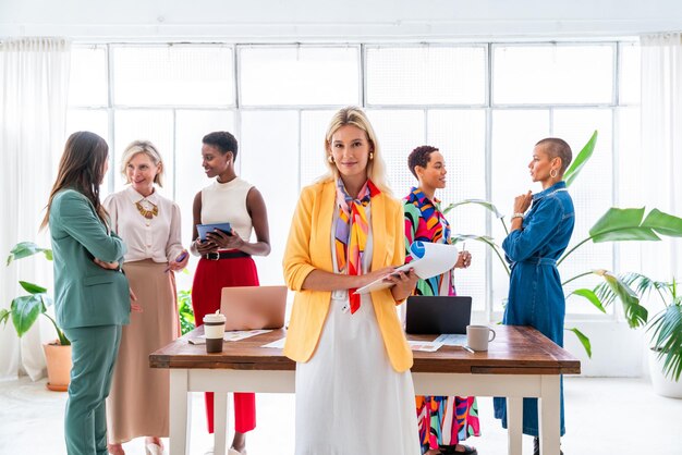 Foto gruppe von geschäftsfrauen trifft sich im büro