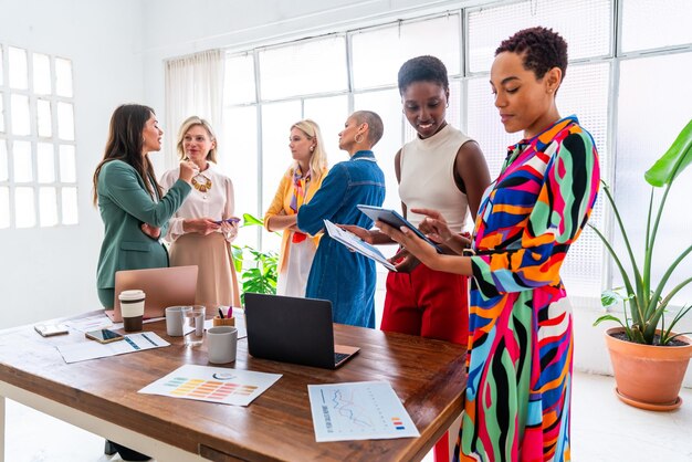 Gruppe von Geschäftsfrauen trifft sich im Büro