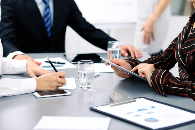 Gruppe von Geschäftsleuten bei der Besprechung der Finanzergebnisse. Frauen, die in Laptop-Computermonitor zeigen