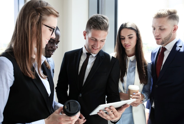 Gruppe von Geschäftsleuten, die an Tablet arbeiten