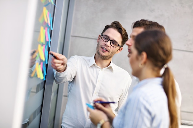 Gruppe von Geschäftsleuten, die Ideen im modernen Büro teilen