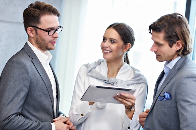 Gruppe von Geschäftsleuten, die Ideen im modernen Büro teilen