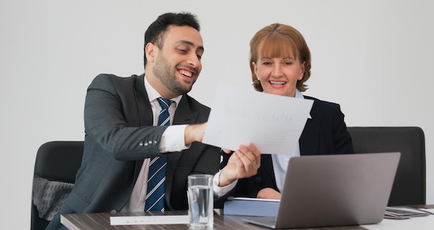 Gruppe von Geschäftsleuten, die im Büro arbeiten und neue Ideen besprechen, Cheftreffen-Team für neues Projekt