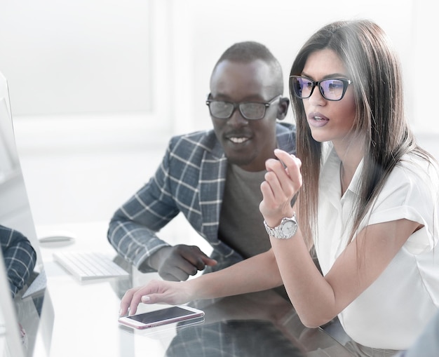 Gruppe von Geschäftsleuten, die im Büro arbeiten