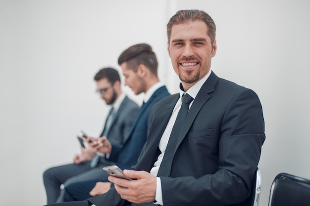 Gruppe von Geschäftsleuten, die im Büro Rezeptionsfoto mit Kopierraum sitzen