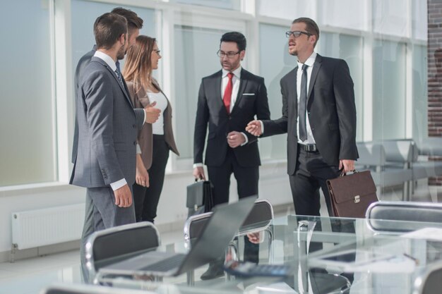 Gruppe von Geschäftsleuten, die im Büro stehen