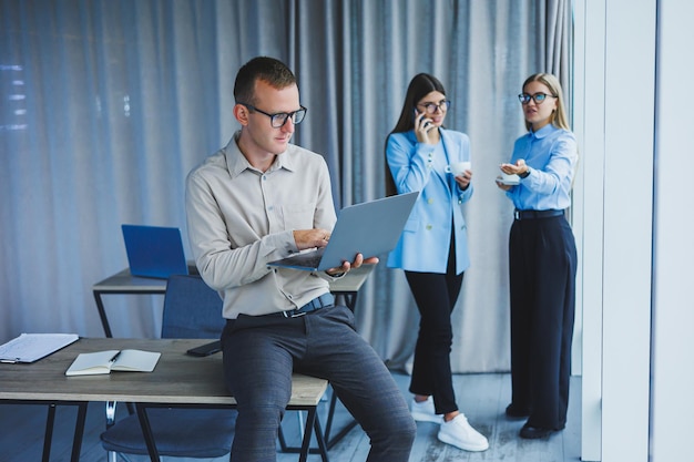 Gruppe von Geschäftsleuten, die im Büro zusammenarbeiten Arbeitstag mit Kollegen im Büro Geschäftsleute im Büro Selektiver Fokus