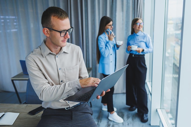 Gruppe von Geschäftsleuten, die im Büro zusammenarbeiten Arbeitstag mit Kollegen im Büro Geschäftsleute im Büro Selektiver Fokus