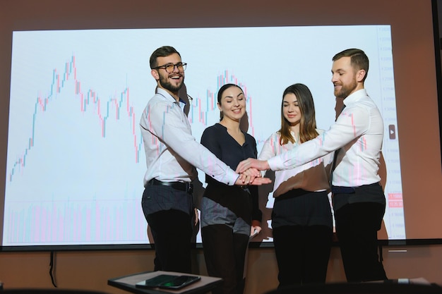 Gruppe von Geschäftsleuten, die im modernen Büro arbeitenTechnisches Preisdiagramm rotes und blaues Kerzendiagramm und Computerbildschirmhintergrund für den Aktienhandel