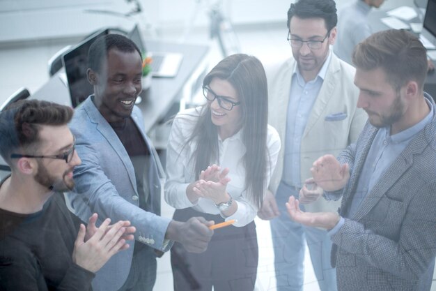 Gruppe von Geschäftsleuten, die in die Hände klatschen