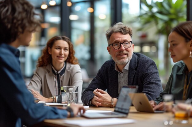 Gruppe von Geschäftsleuten, die in einem modernen Büro zusammenarbeiten