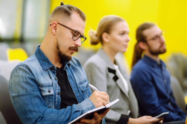 Gruppe von Geschäftsleuten, die sich in einer Seminarkonferenz treffen Bildungsanalyse planen