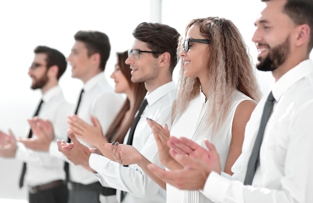 Gruppe von Geschäftsleuten, die stehend applaudieren