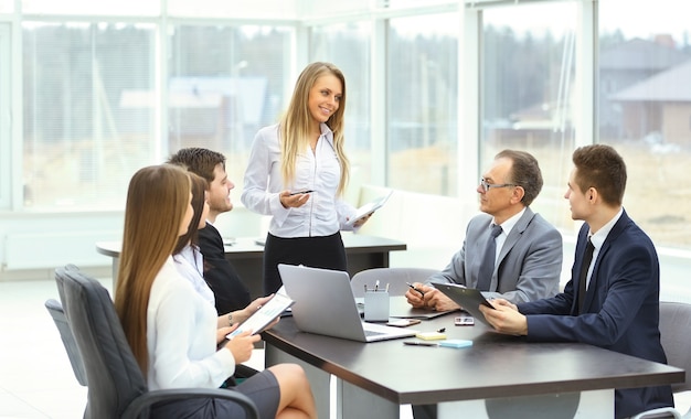 Gruppe von Geschäftsleuten diskutieren die Politik des Unternehmens das Büro.