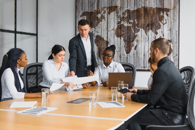 Gruppe von Geschäftsleuten im Büro